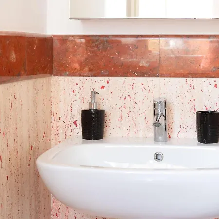 In Storica Lanterna Sul Mare