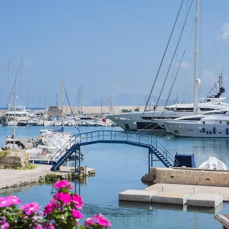 In Storica Lanterna Sul Mare Palermo