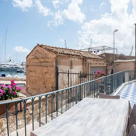 In Storica Lanterna Sul Mare Palermo